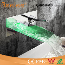 Cromado plateado con el canalón de acero inoxidable LED bañera pluviómo Montaje de pared Faucet